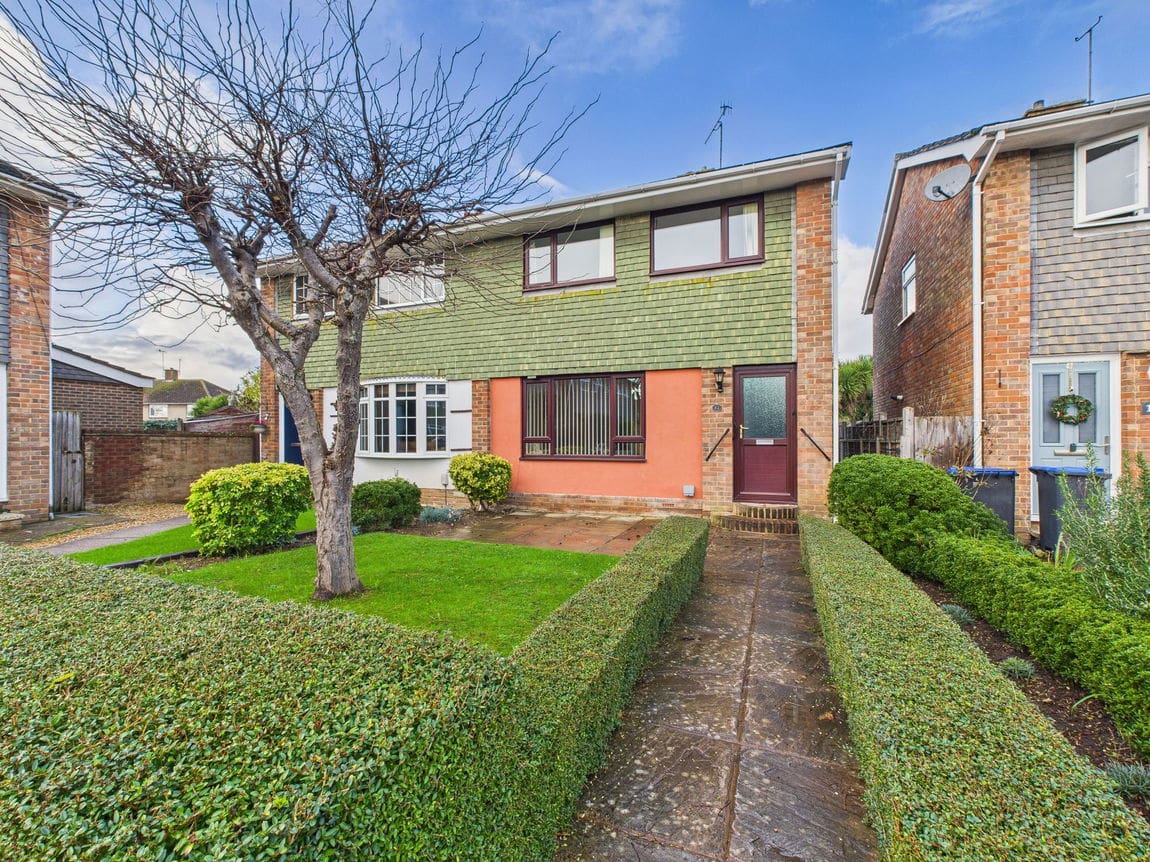 3 bedroom Semi-detached house Under Offer