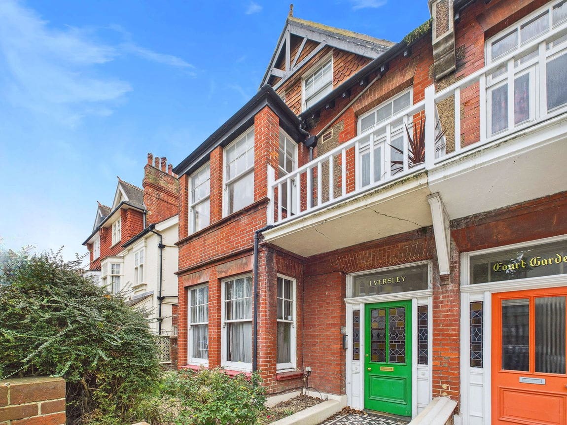 2 bedroom Flat For Sale