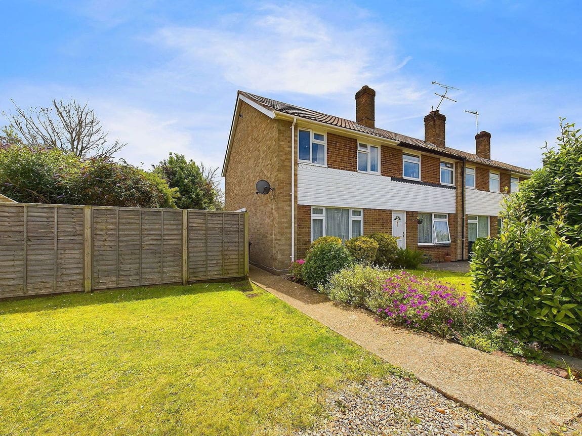 3 bedroom End of terrace house Under Offer