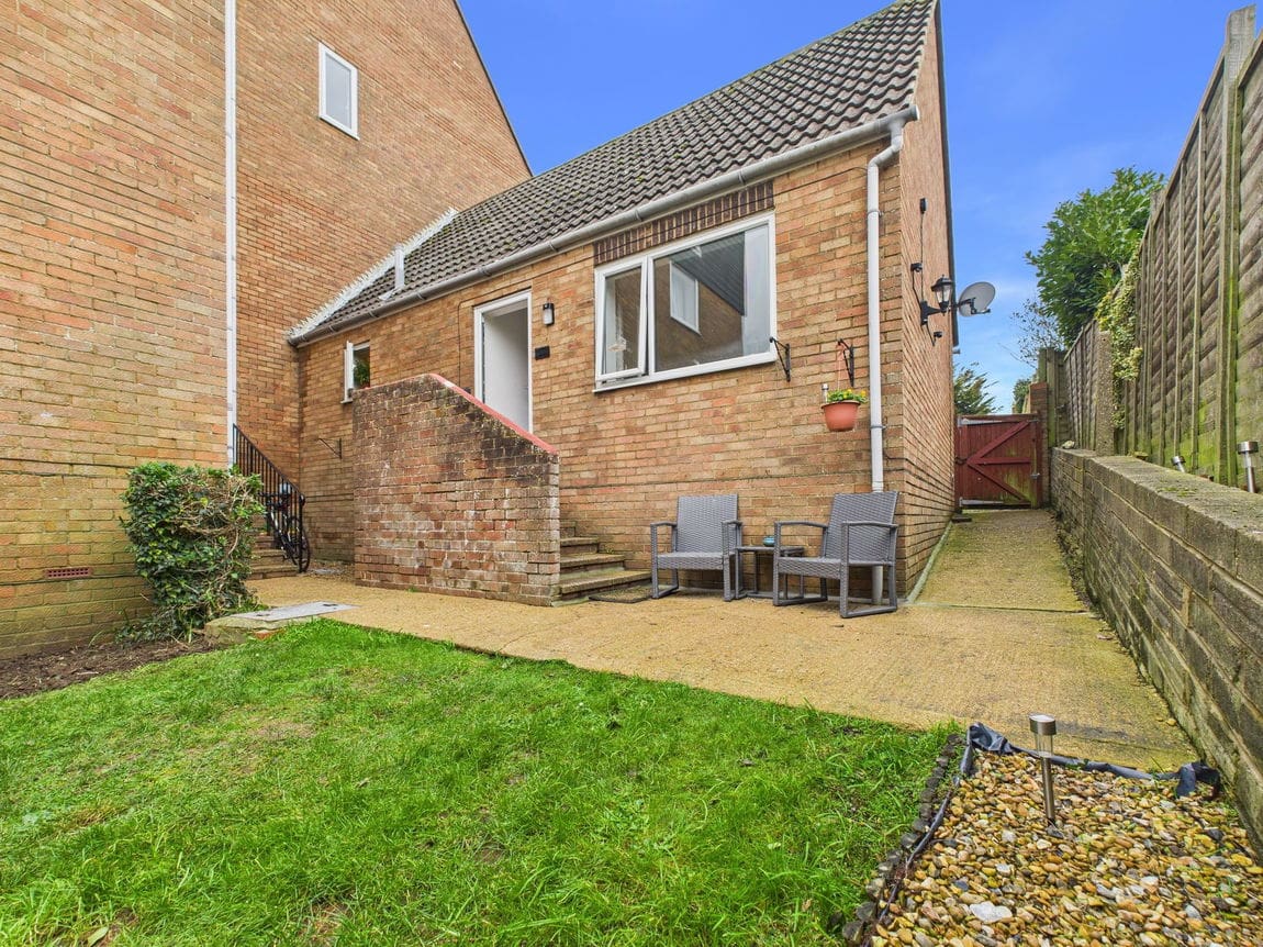 1 bedroom Semi-detached bungalow Let