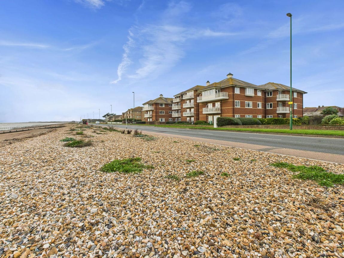 3 bedroom Apartment For Sale