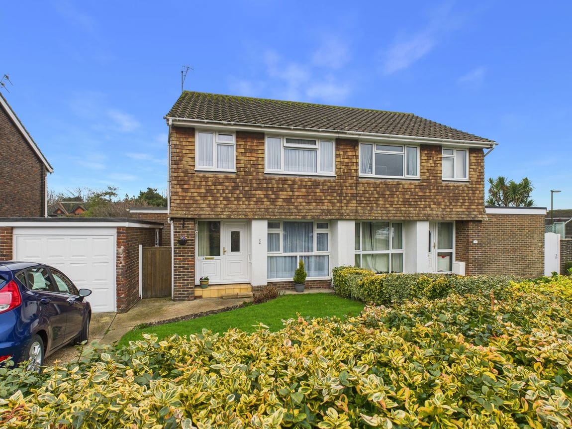 3 bedroom Semi-detached house Under Offer