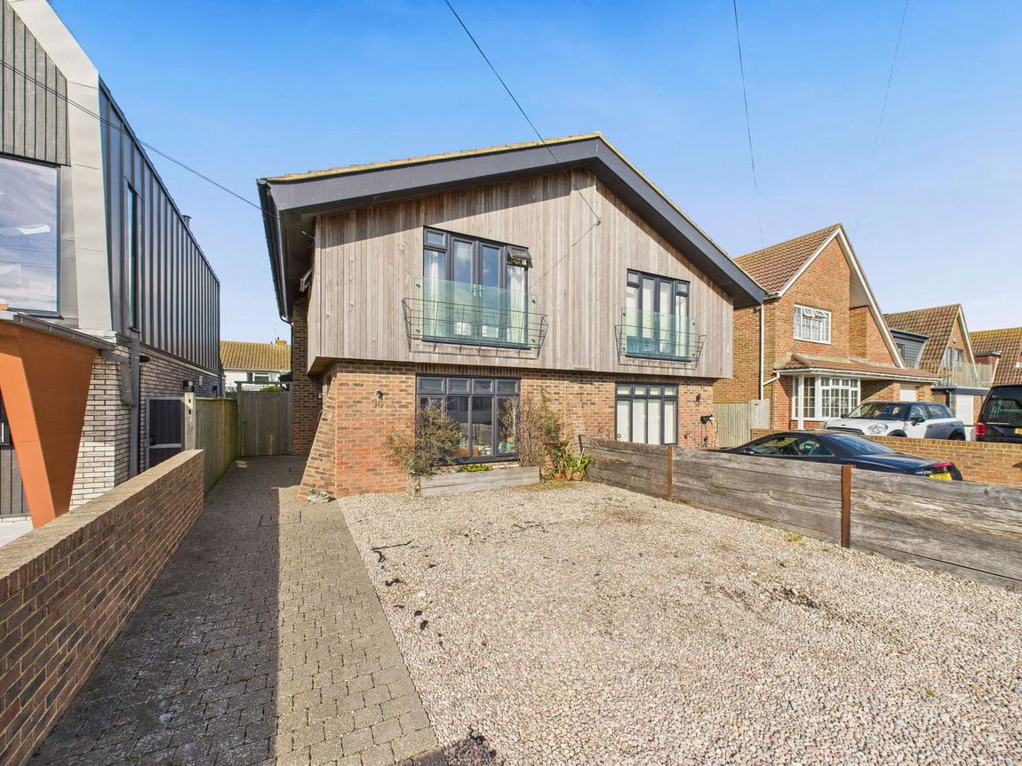 3 bedroom Semi-detached house Under Offer