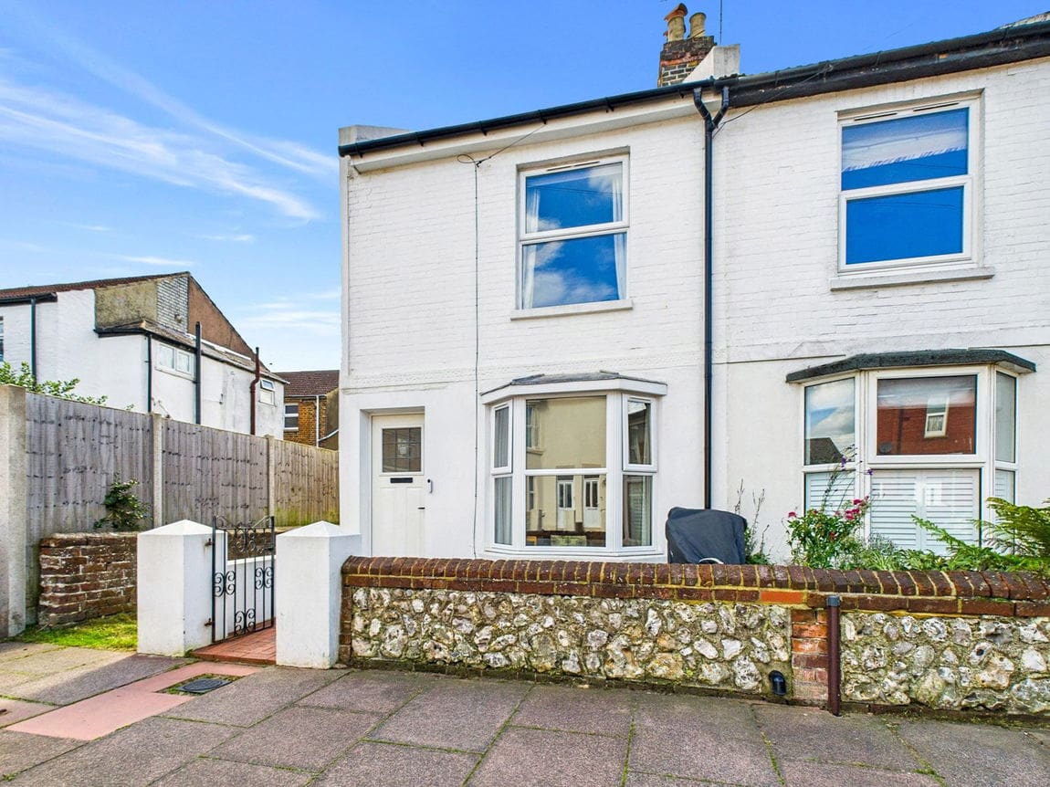 3 bedroom End of terrace house Under Offer