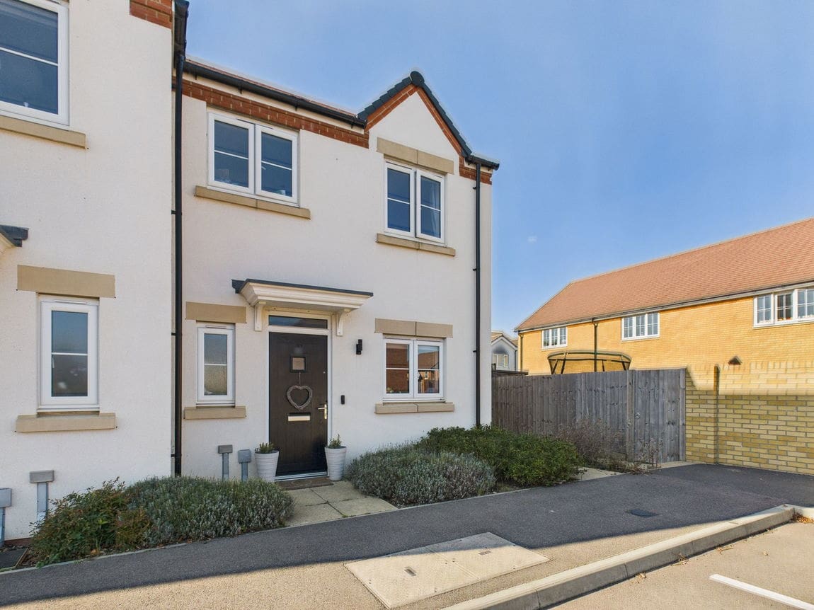 2 bedroom End of terrace house Under Offer