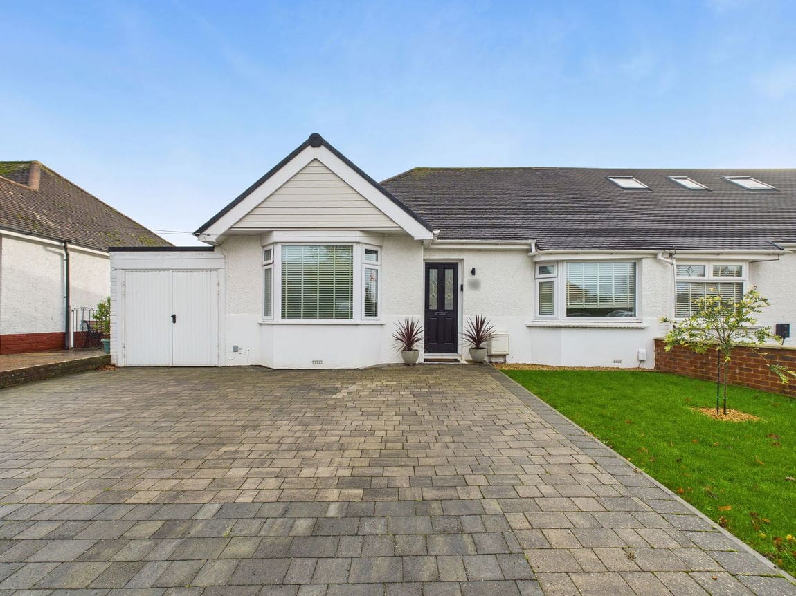 2 bedroom Semi-detached bungalow Under Offer