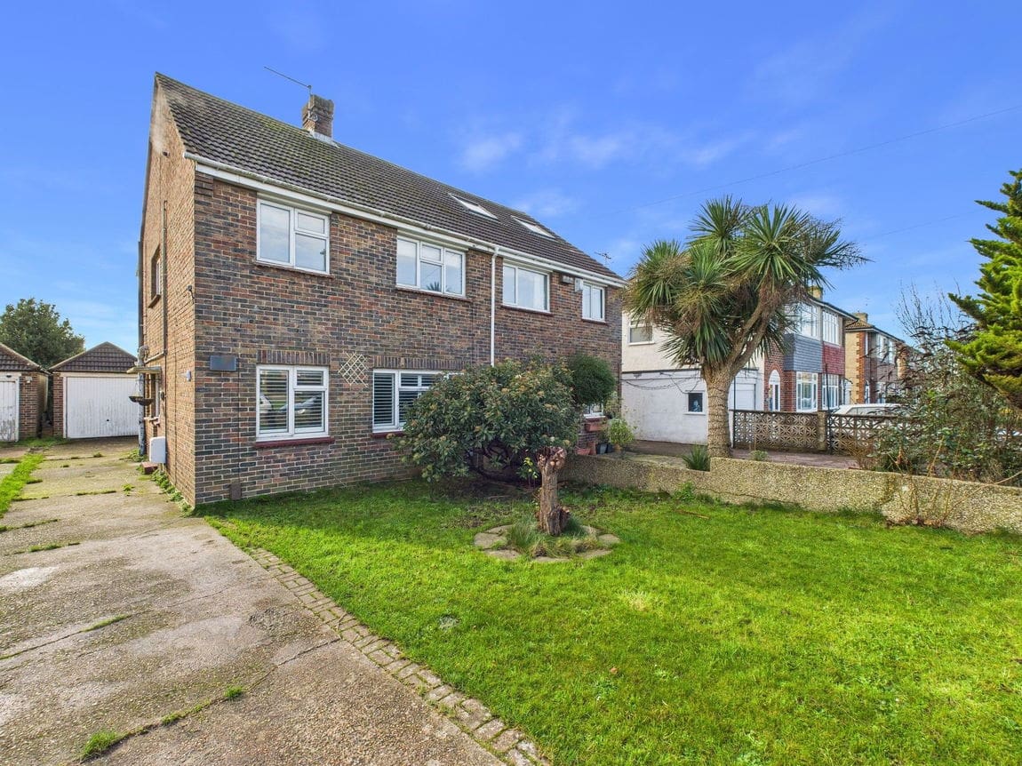 3 bedroom Semi-detached house Under Offer