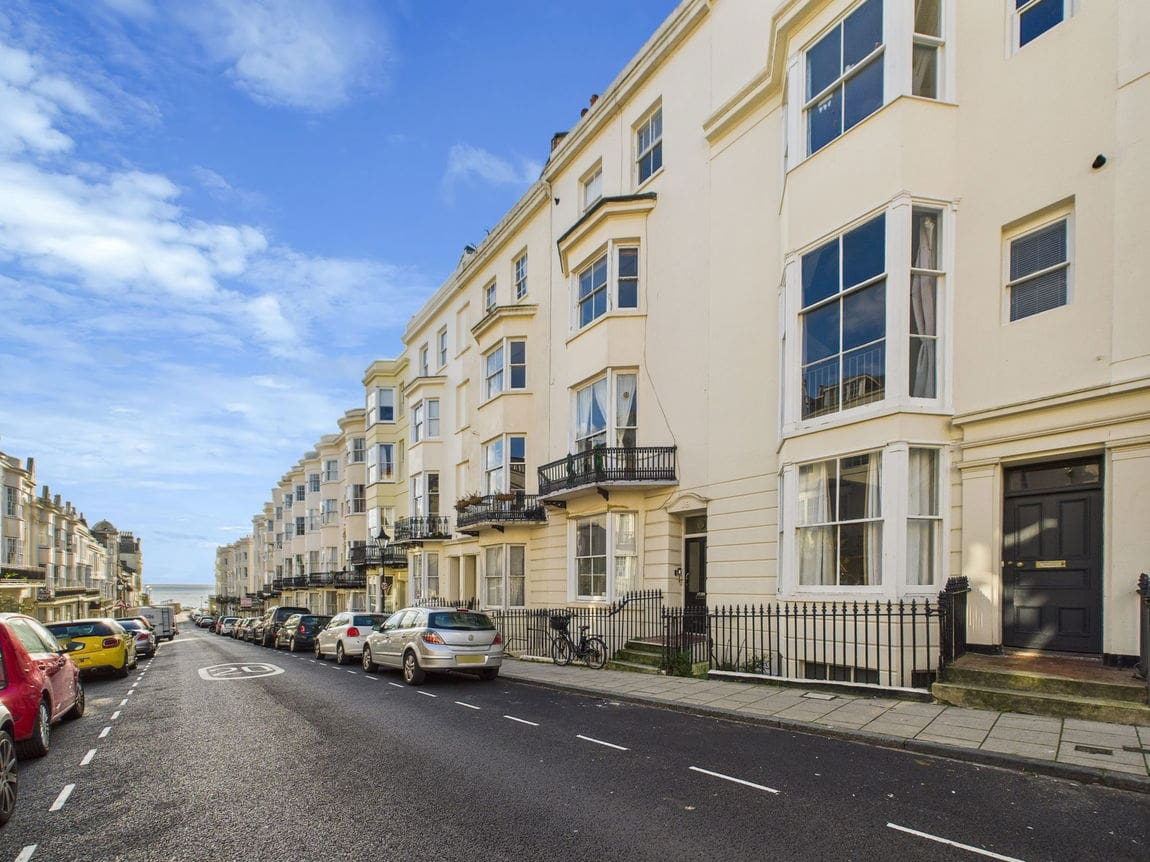 2 bedroom Flat For Sale