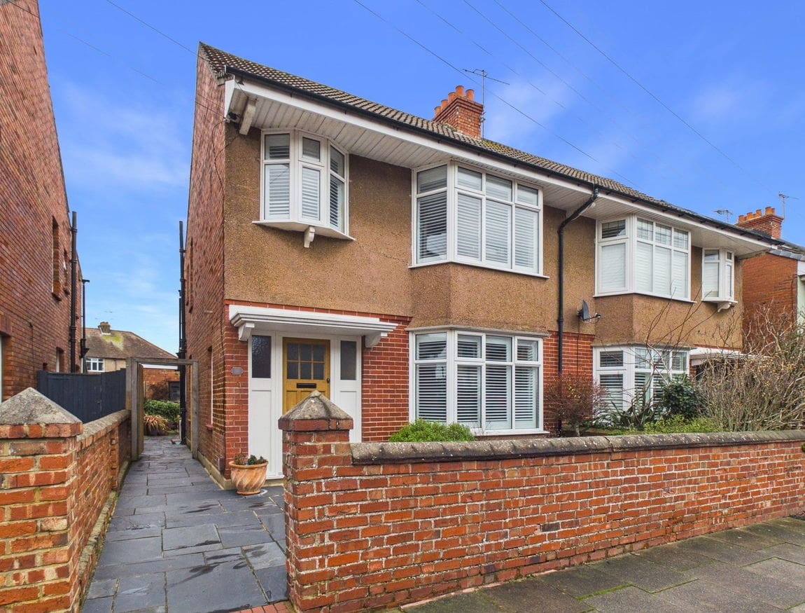 3 bedroom Semi-detached house Under Offer