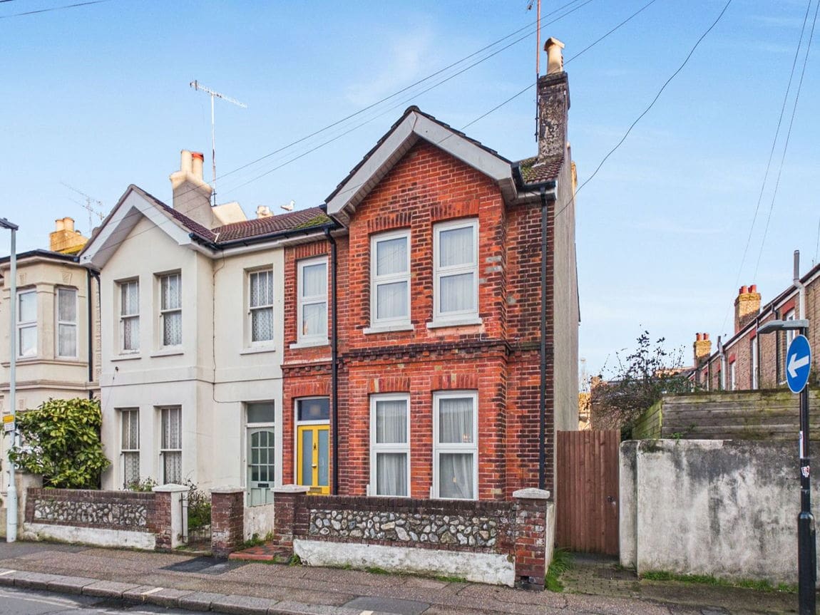 2 bedroom End of terrace house Under Offer