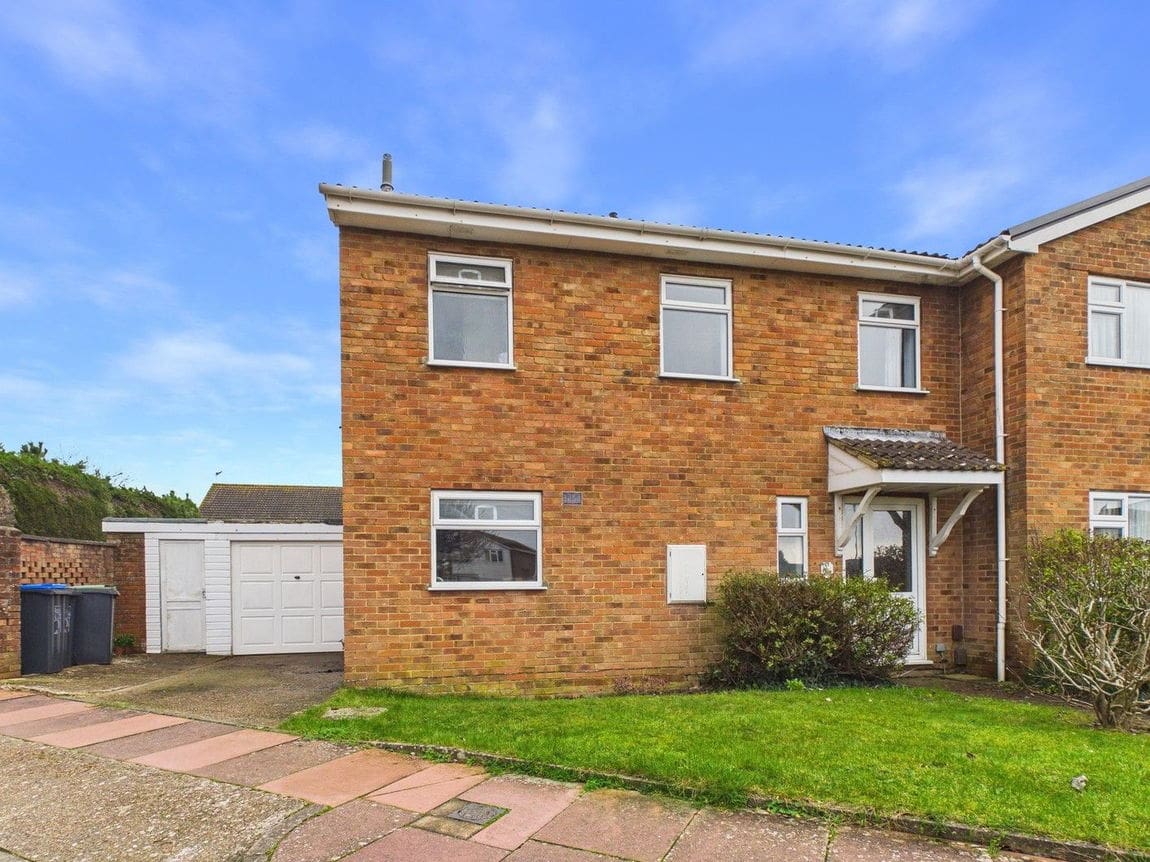 3 bedroom Semi-detached house Under Offer