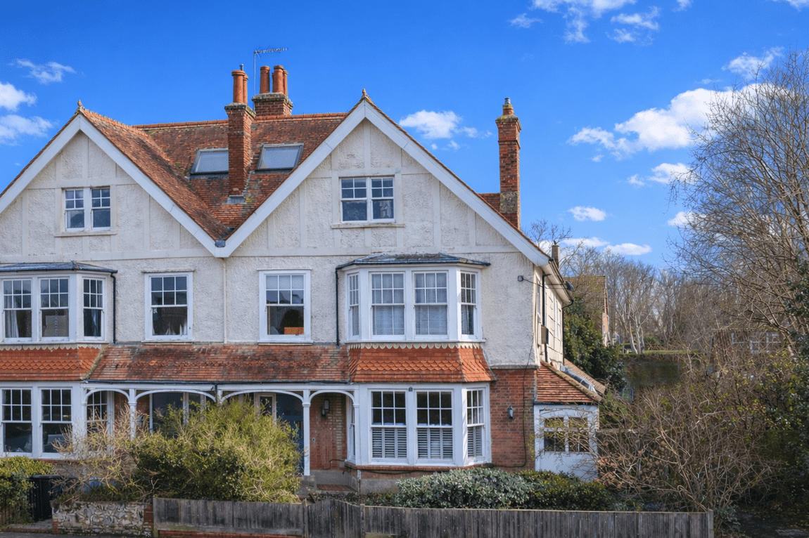 5 bedroom Semi-detached house Under Offer