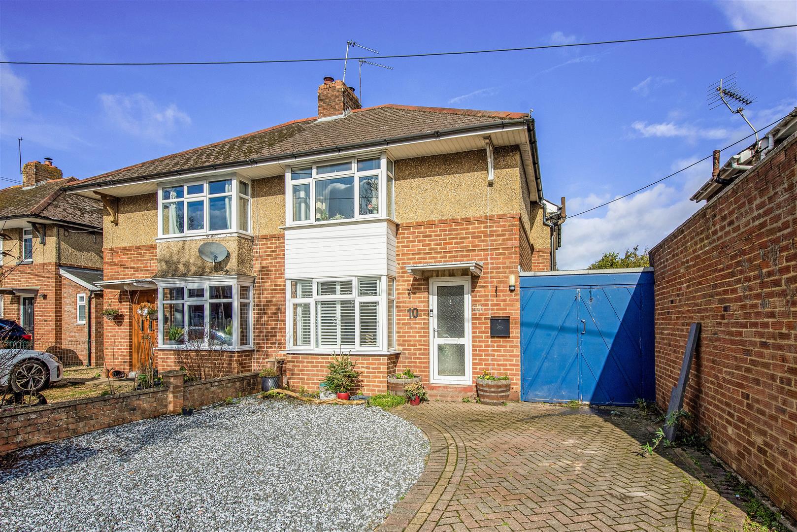 3 bedroom Semi-detached house Under Offer