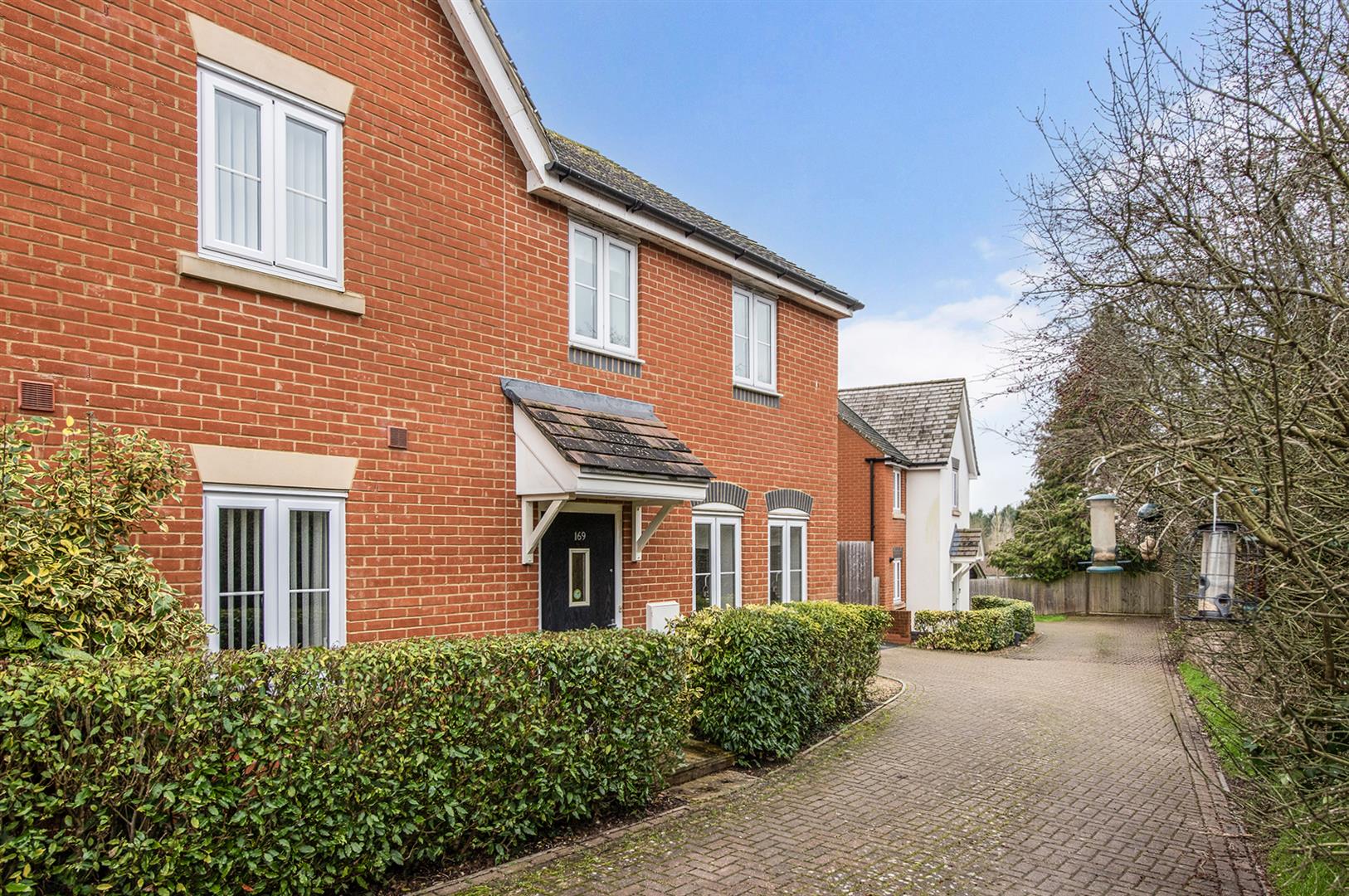 3 bedroom Semi-detached house Under Offer