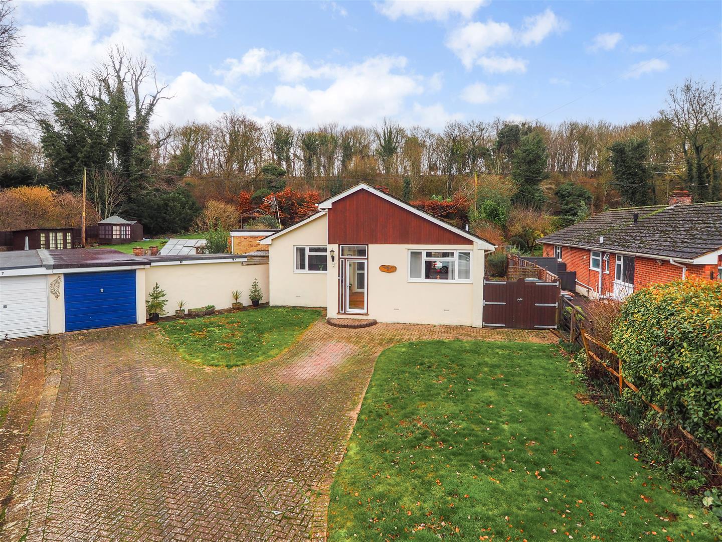 3 bedroom Detached bungalow For Sale