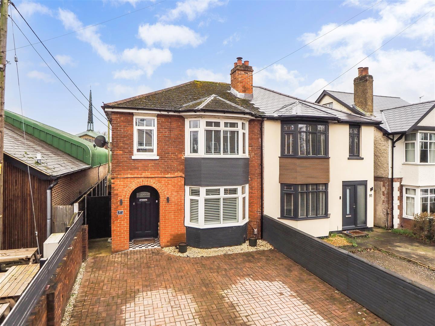 3 bedroom Semi-detached house Under Offer
