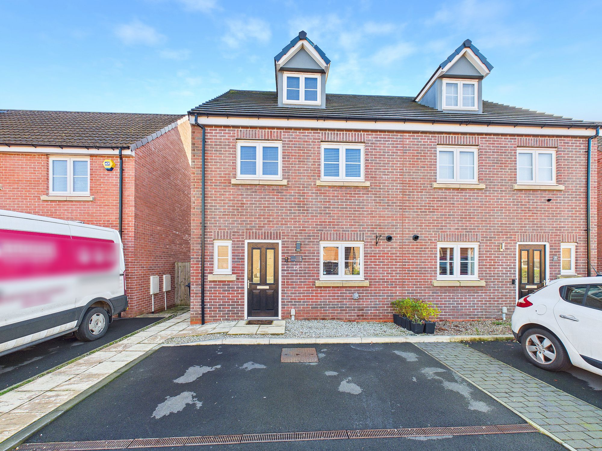 4 bedroom Semi-detached house Under Offer