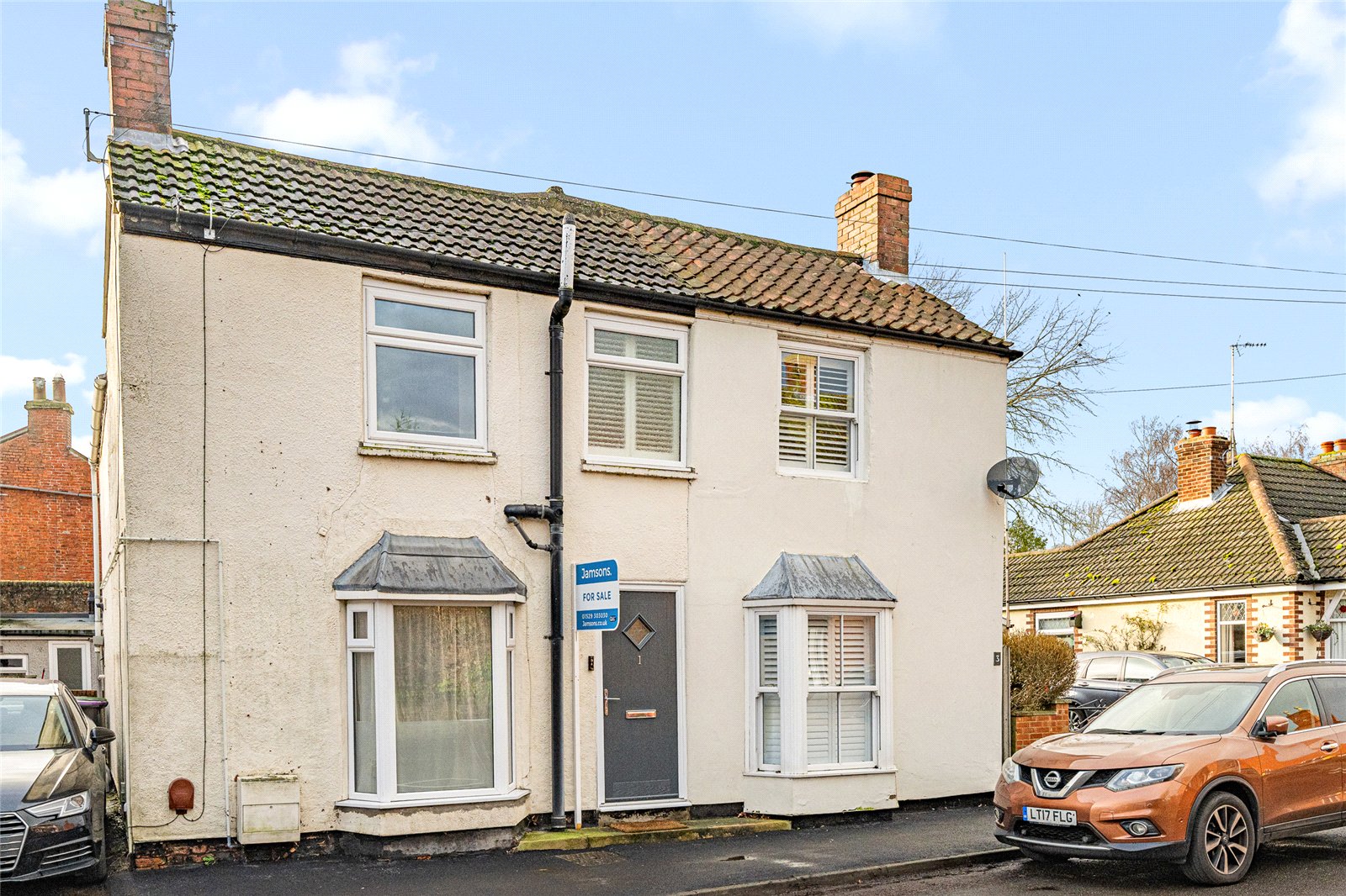 2 bedroom Semi-detached house Under Offer