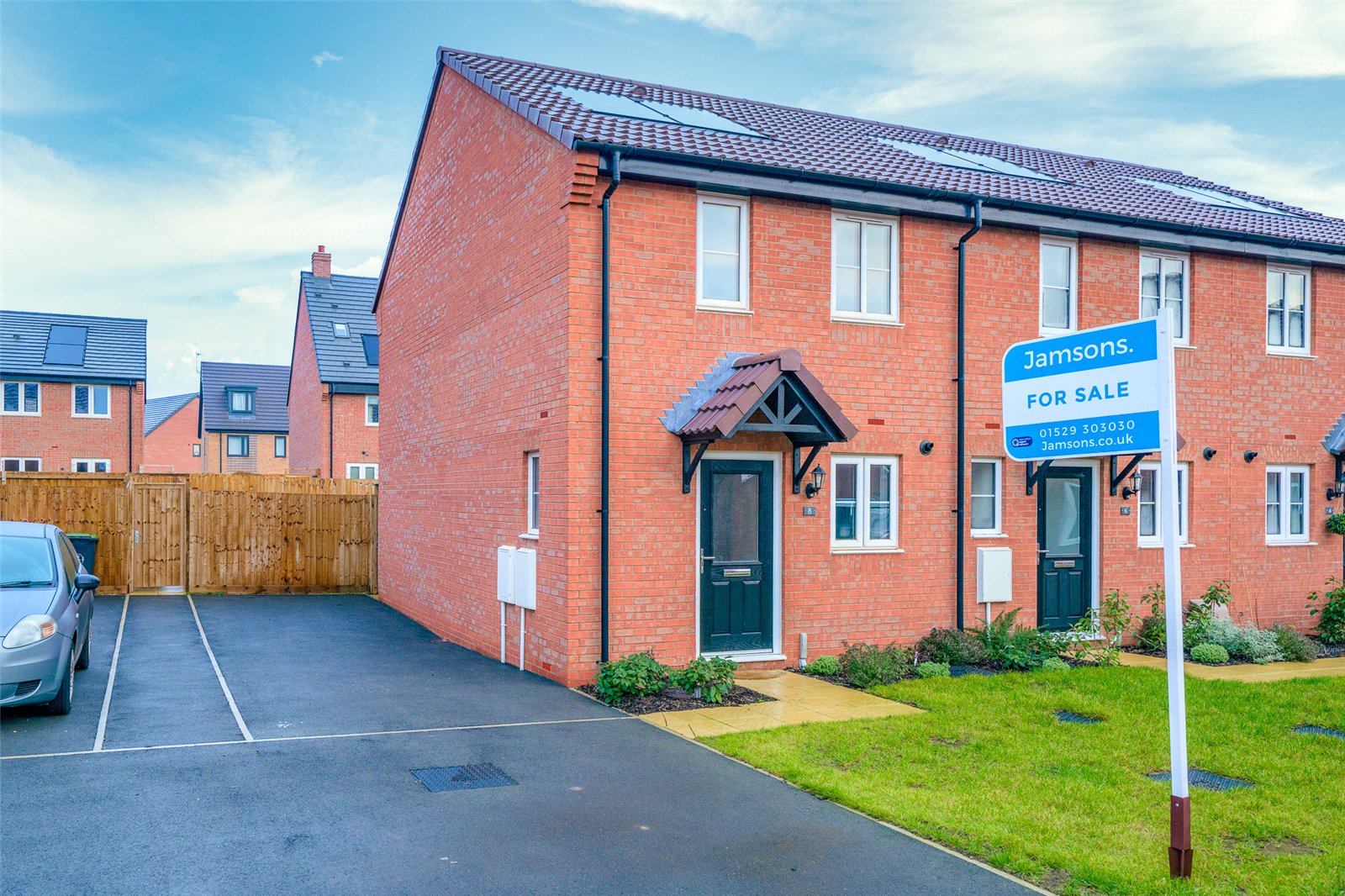2 bedroom Semi-detached house Under Offer
