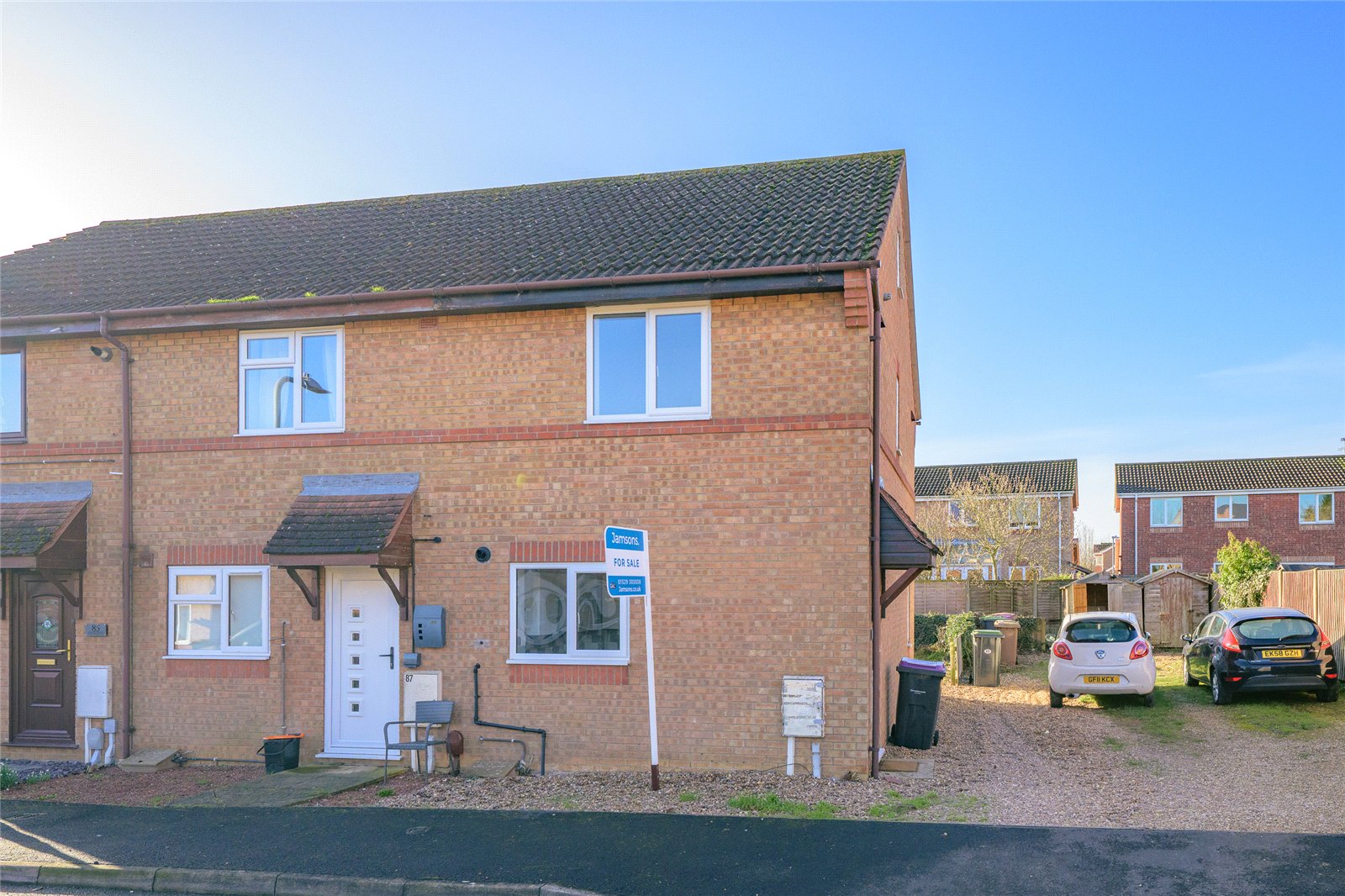 2 bedroom Semi-detached house Under Offer