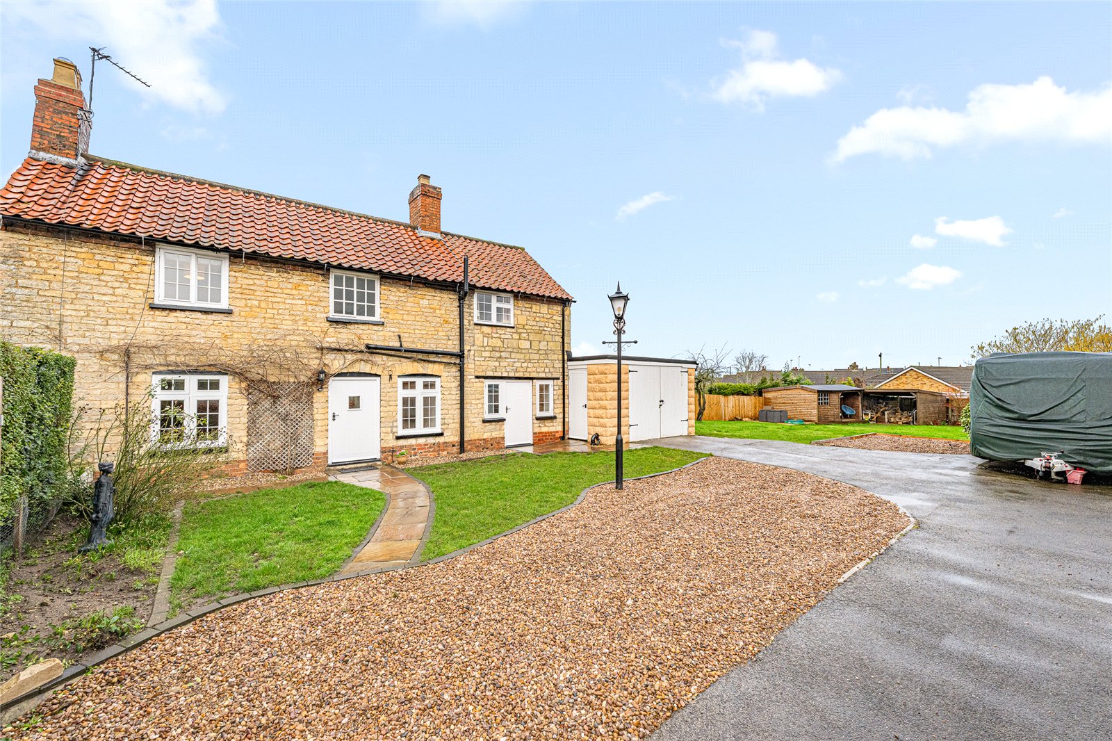 3 bedroom Detached house Under Offer