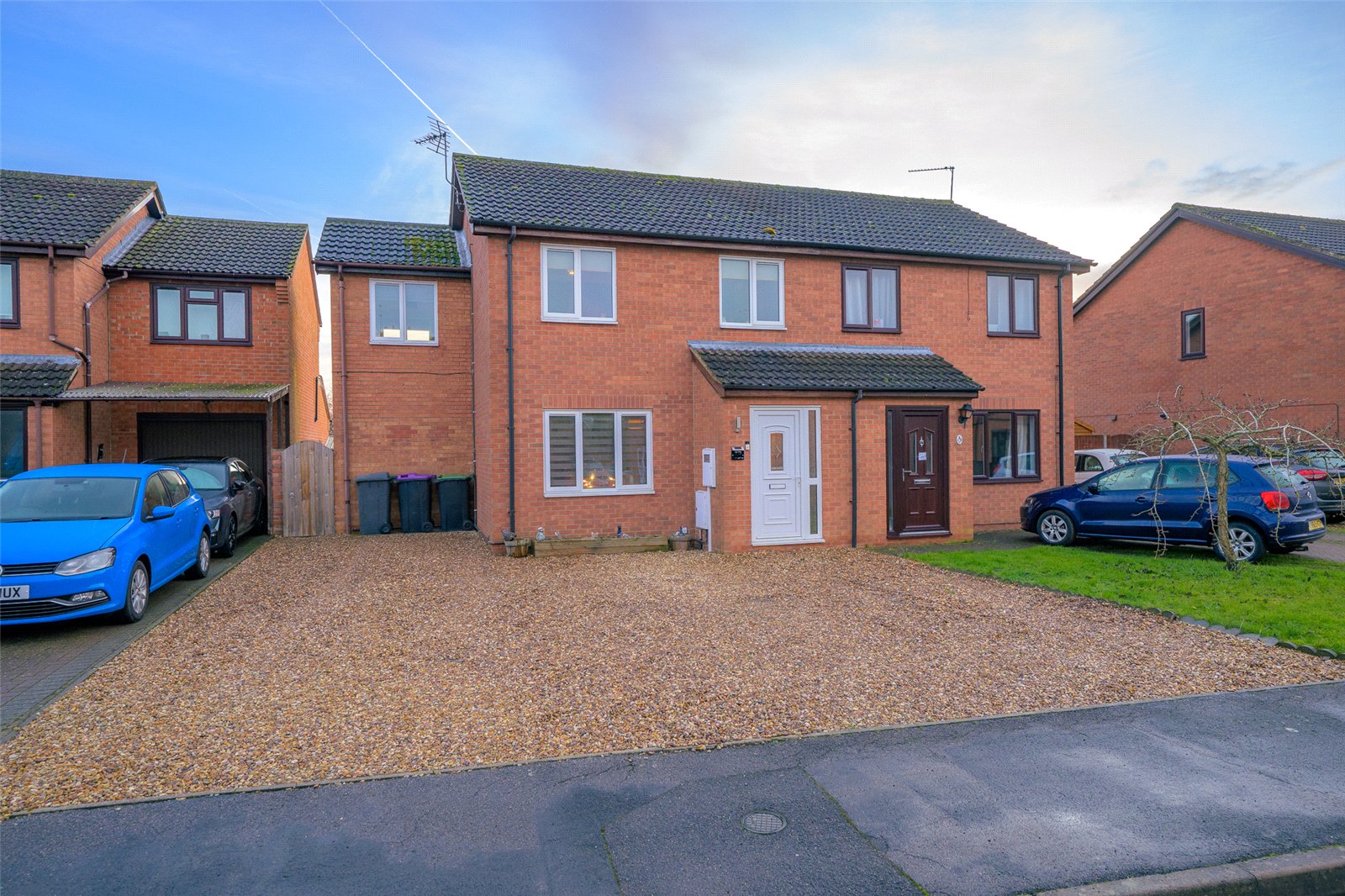 3 bedroom Semi-detached house Under Offer