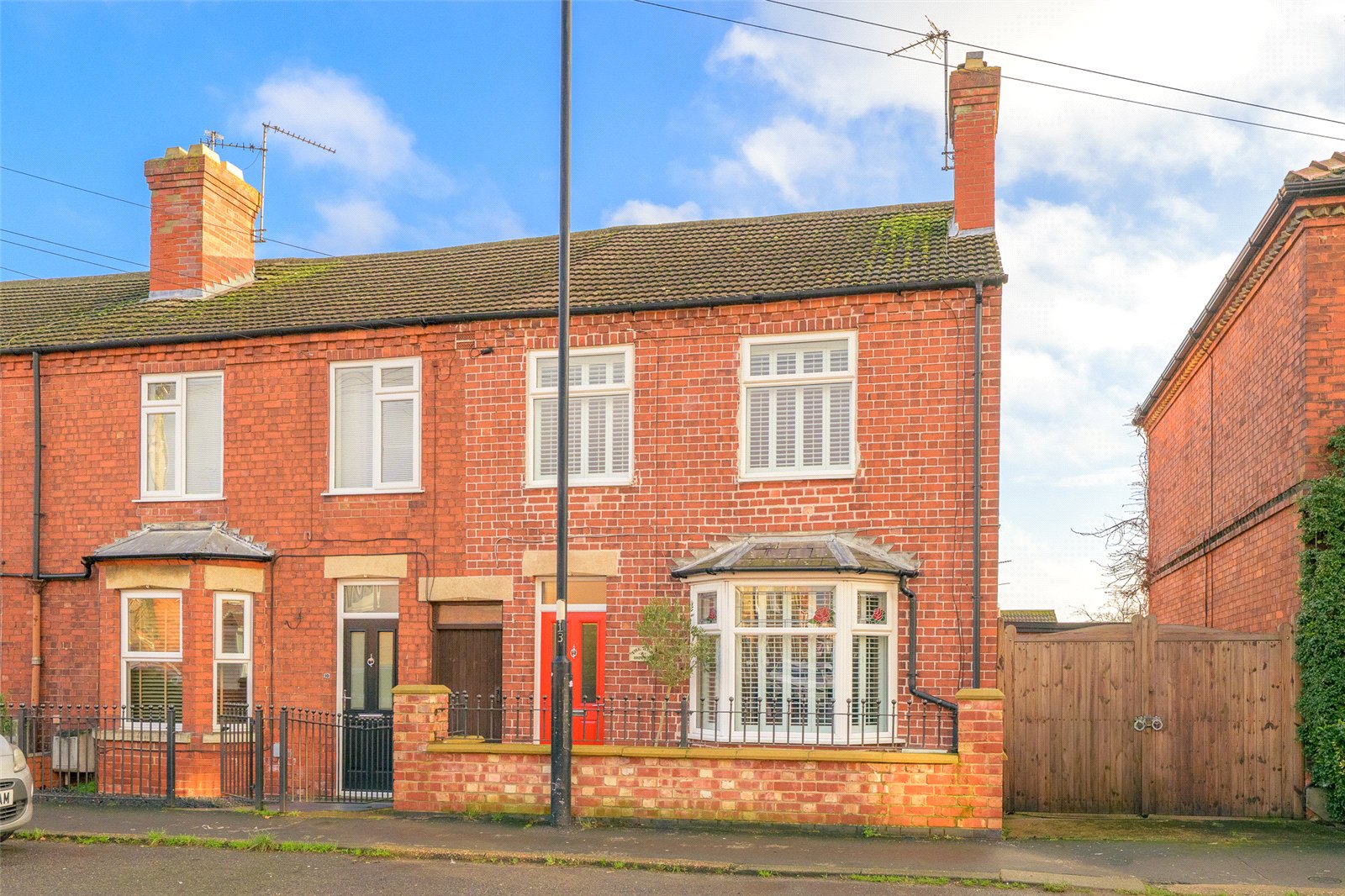 3 bedroom Semi-detached house Under Offer