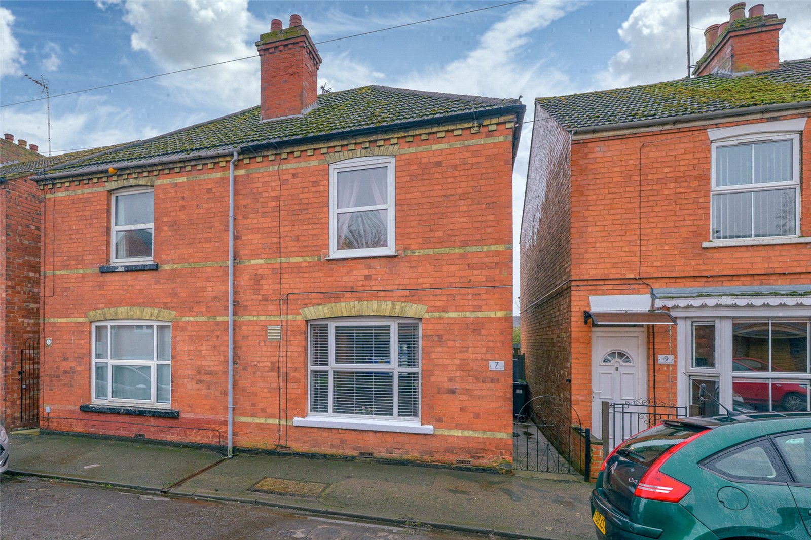 3 bedroom Semi-detached house Under Offer
