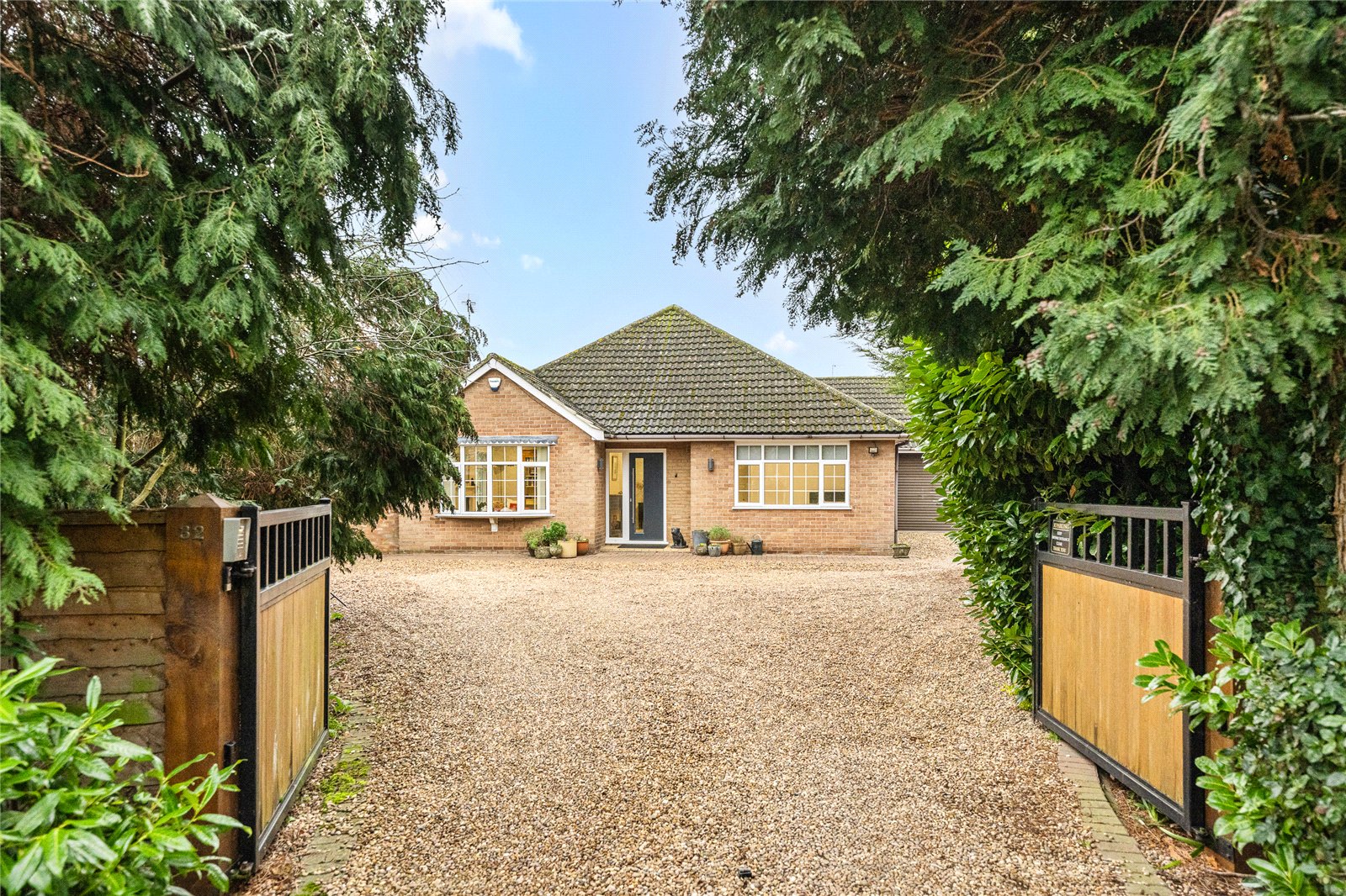 5 bedroom Detached house Under Offer