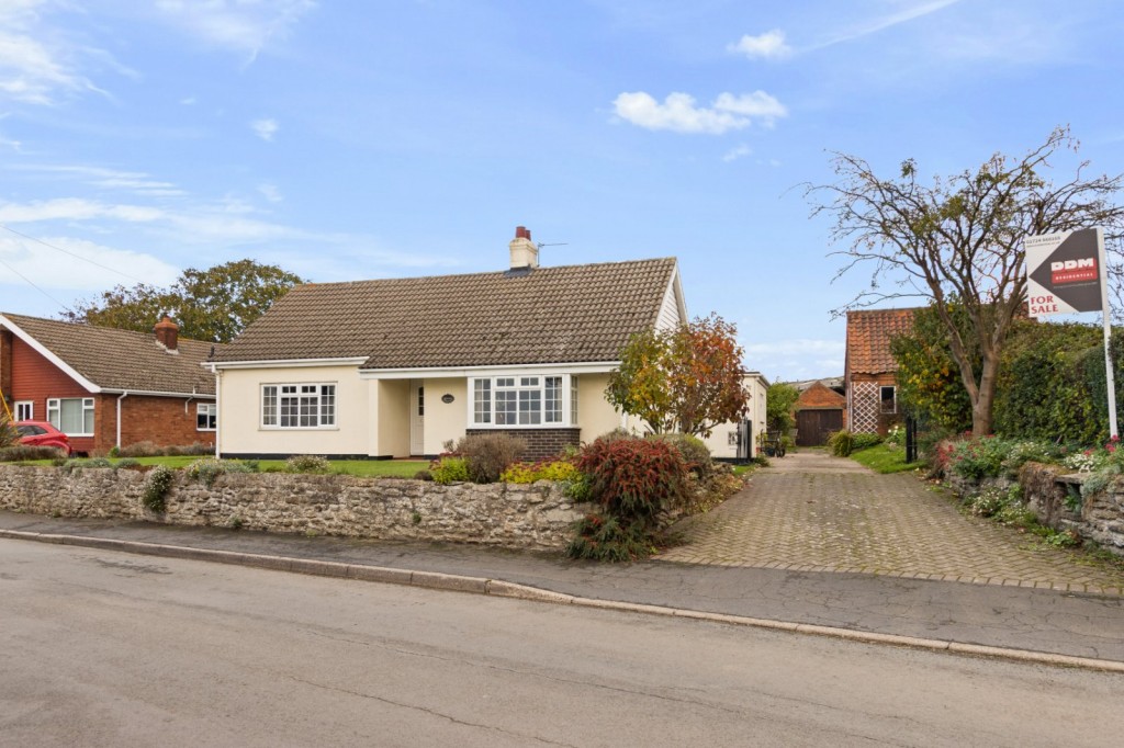 3 bedroom Detached bungalow Under Offer