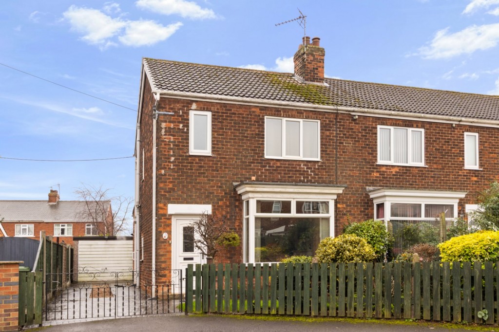 3 bedroom Semi-detached house Under Offer