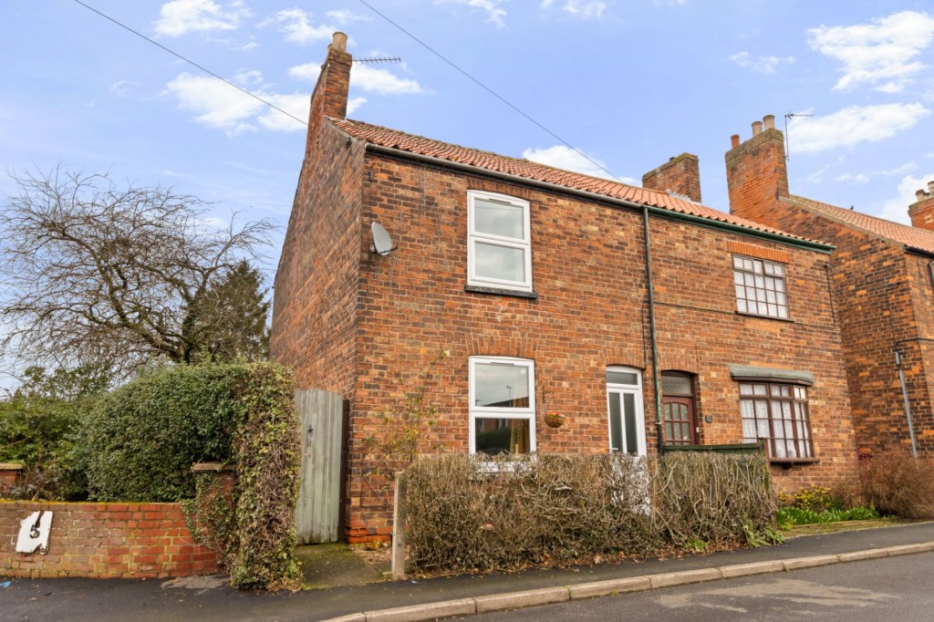 3 bedroom Semi-detached house Under Offer