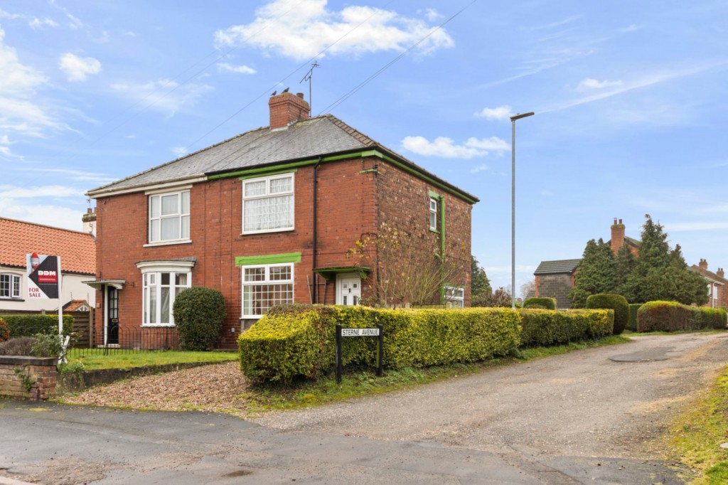 3 bedroom Semi-detached house Under Offer