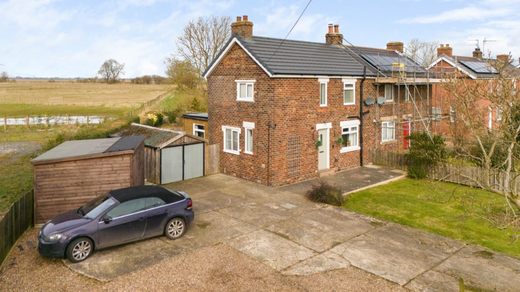 2 bedroom Semi-detached house For Sale