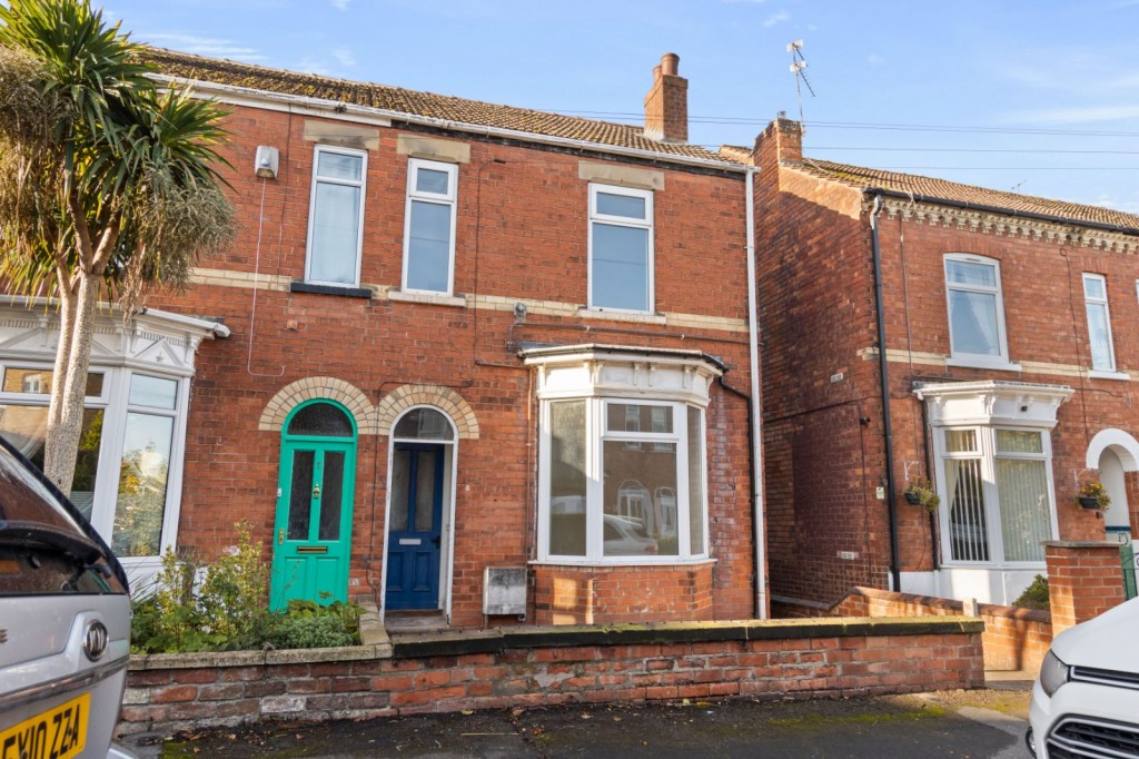 3 bedroom Semi-detached house Under Offer