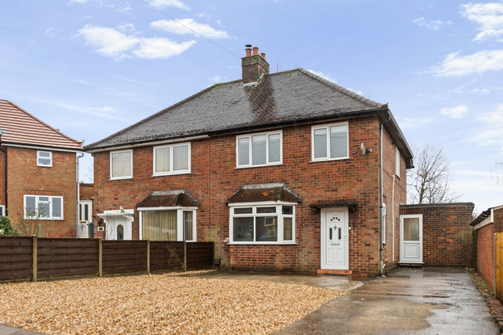 3 bedroom Semi-detached house Under Offer