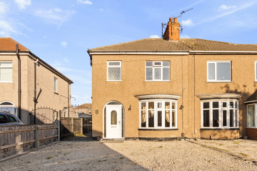 3 bedroom Semi-detached house Under Offer