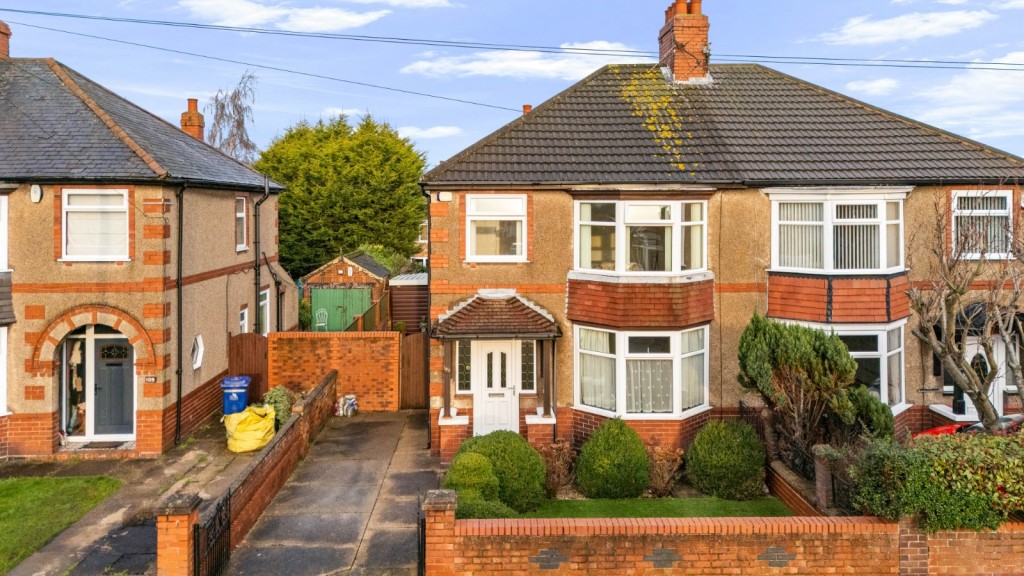 3 bedroom Semi-detached house Under Offer