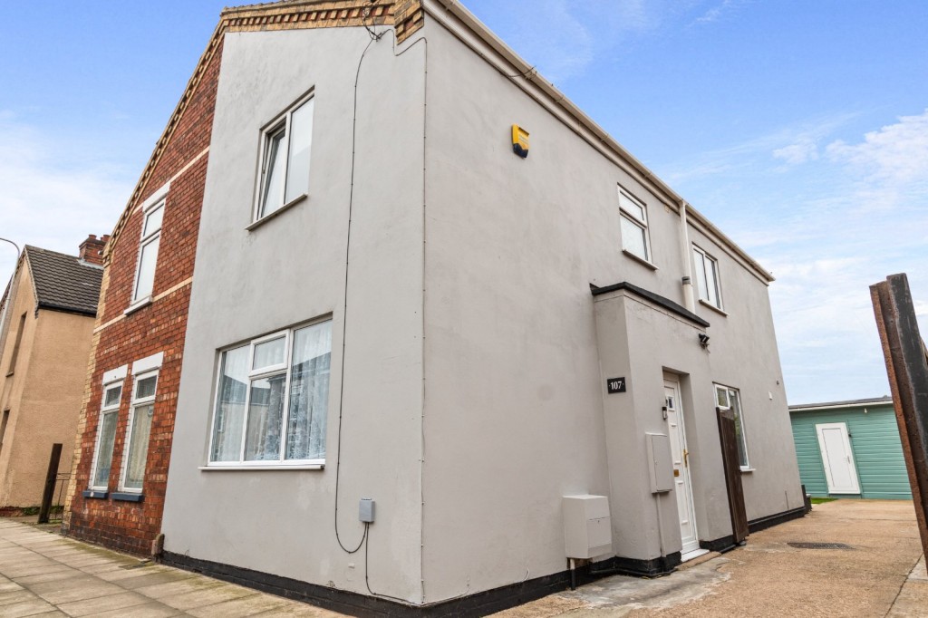 3 bedroom Semi-detached house Under Offer