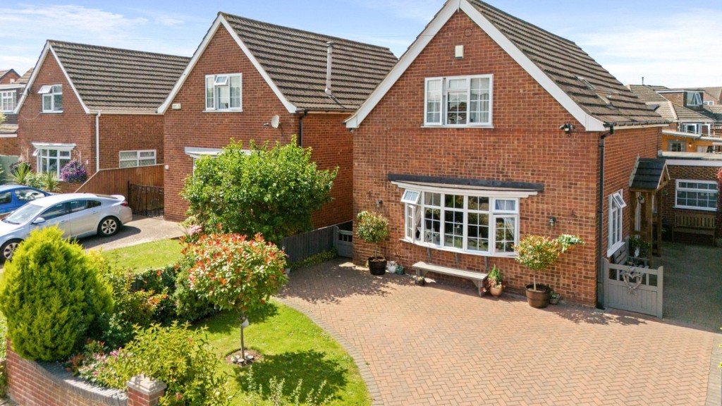 3 bedroom Detached house Under Offer