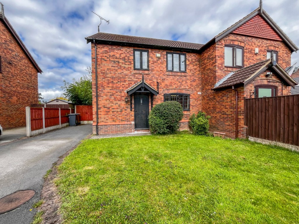 3 bedroom Semi-detached house Under Offer