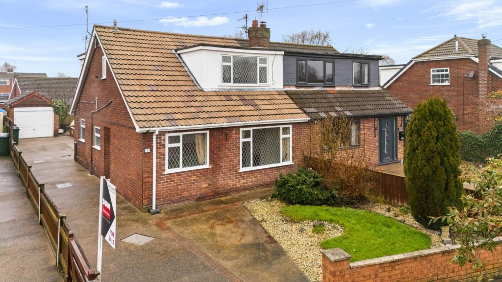 3 bedroom Semi-detached house Under Offer