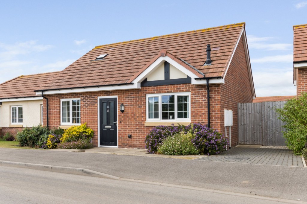 2 bedroom Detached bungalow For Sale