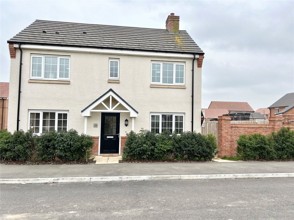 3 bedroom Semi-detached house Under Offer