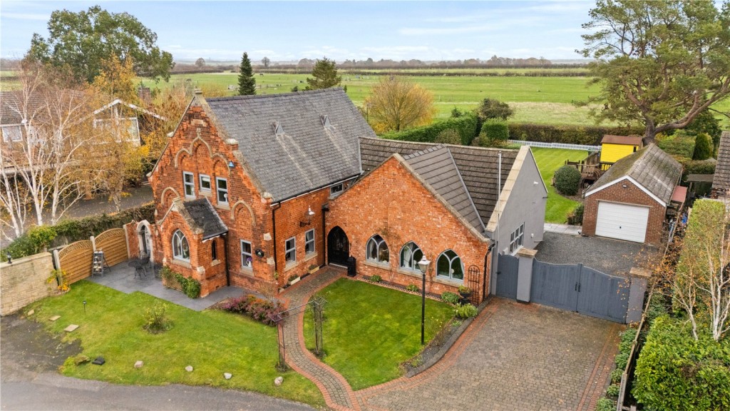 3 bedroom Detached house Under Offer