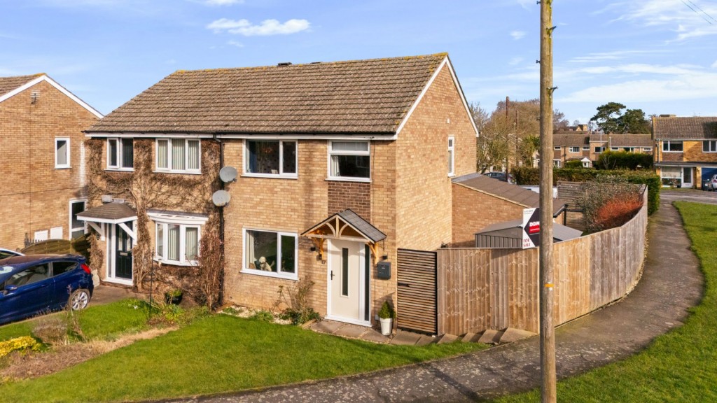 3 bedroom Semi-detached house For Sale