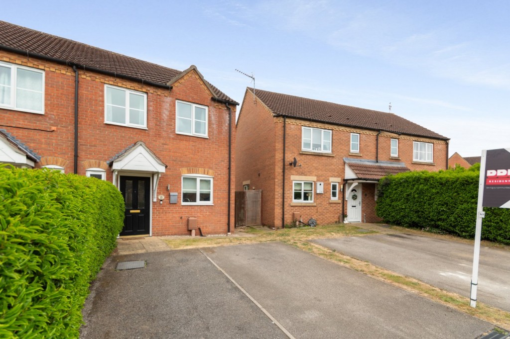 2 bedroom Semi-detached house Under Offer