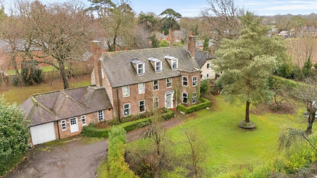 8 bedroom Detached house Under Offer