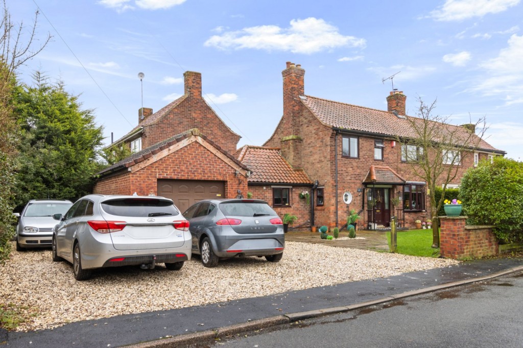 3 bedroom Semi-detached house Under Offer