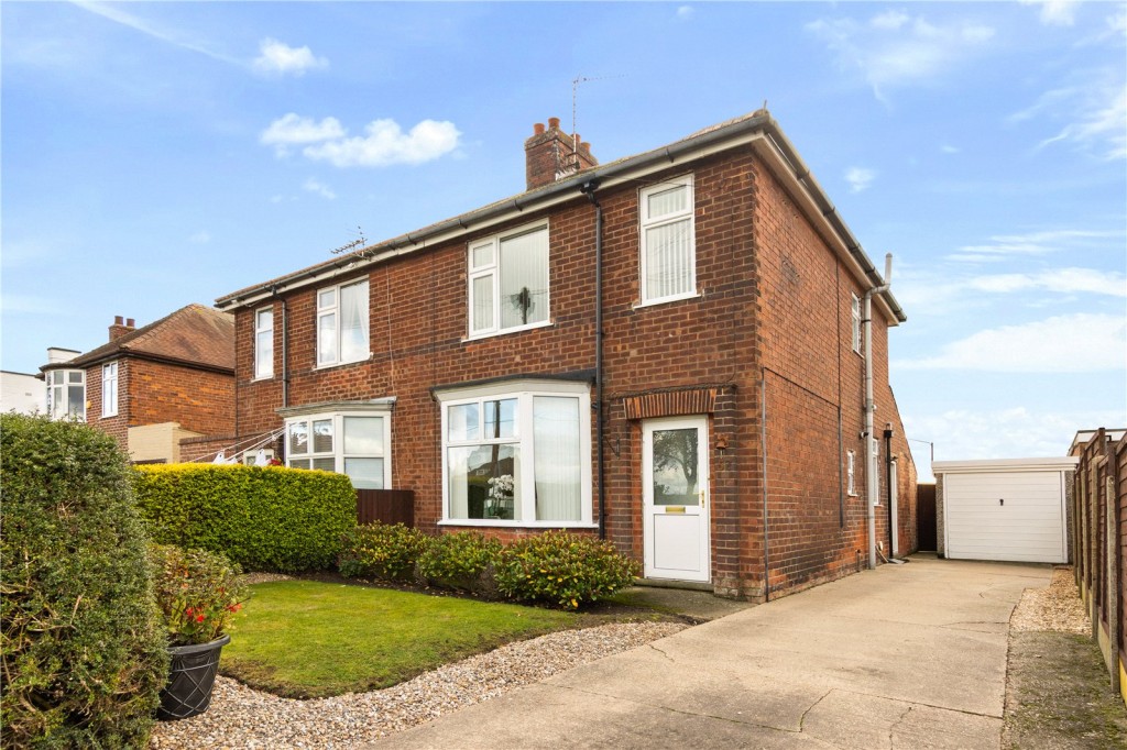 2 bedroom Semi-detached house Under Offer